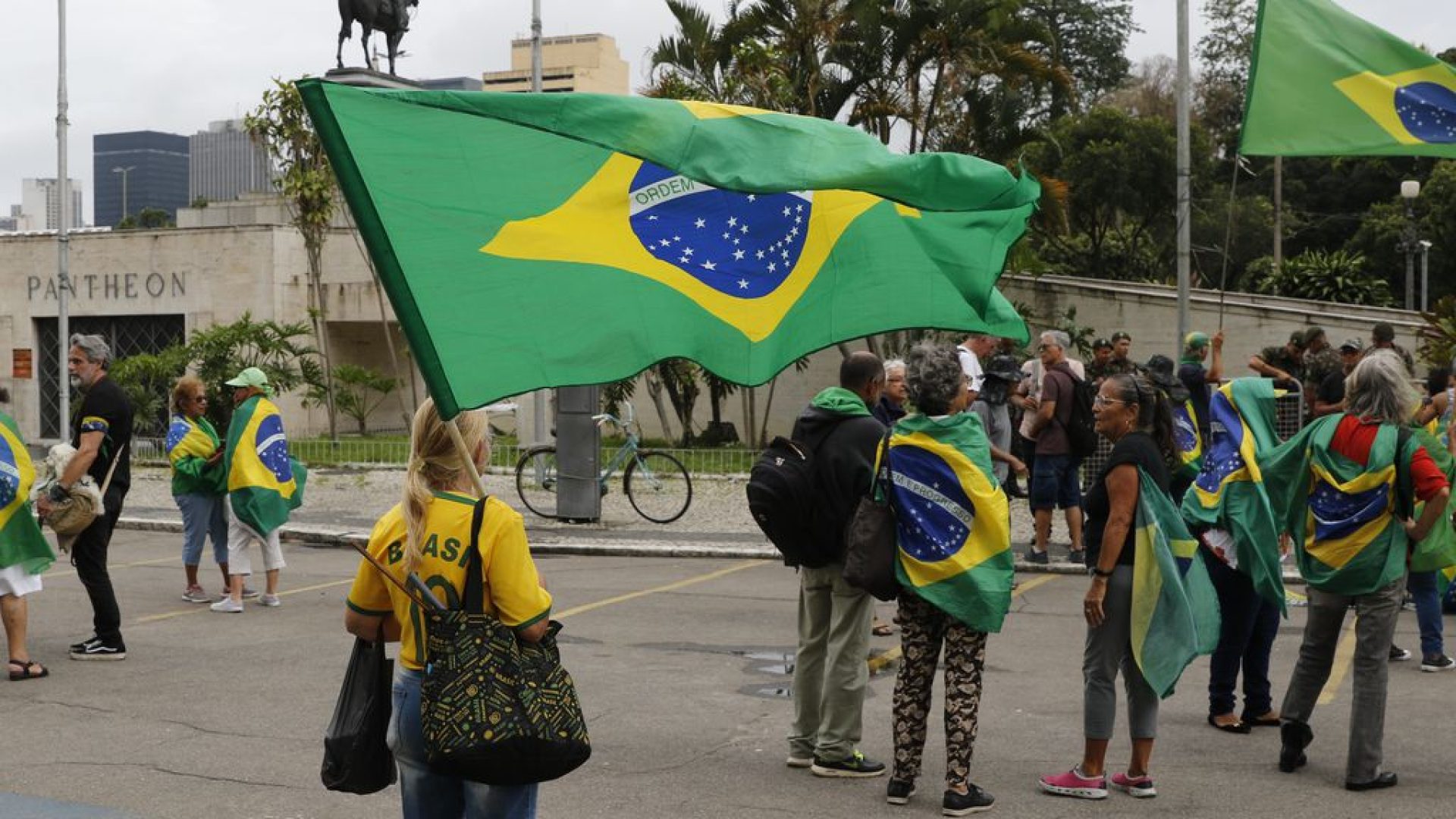 Desmontagem do acampamento de manifestantes antidemocráticos em frente ao Palácio Duque de Caxias, sede do Comando Militar do Leste do Exército Brasileiro.