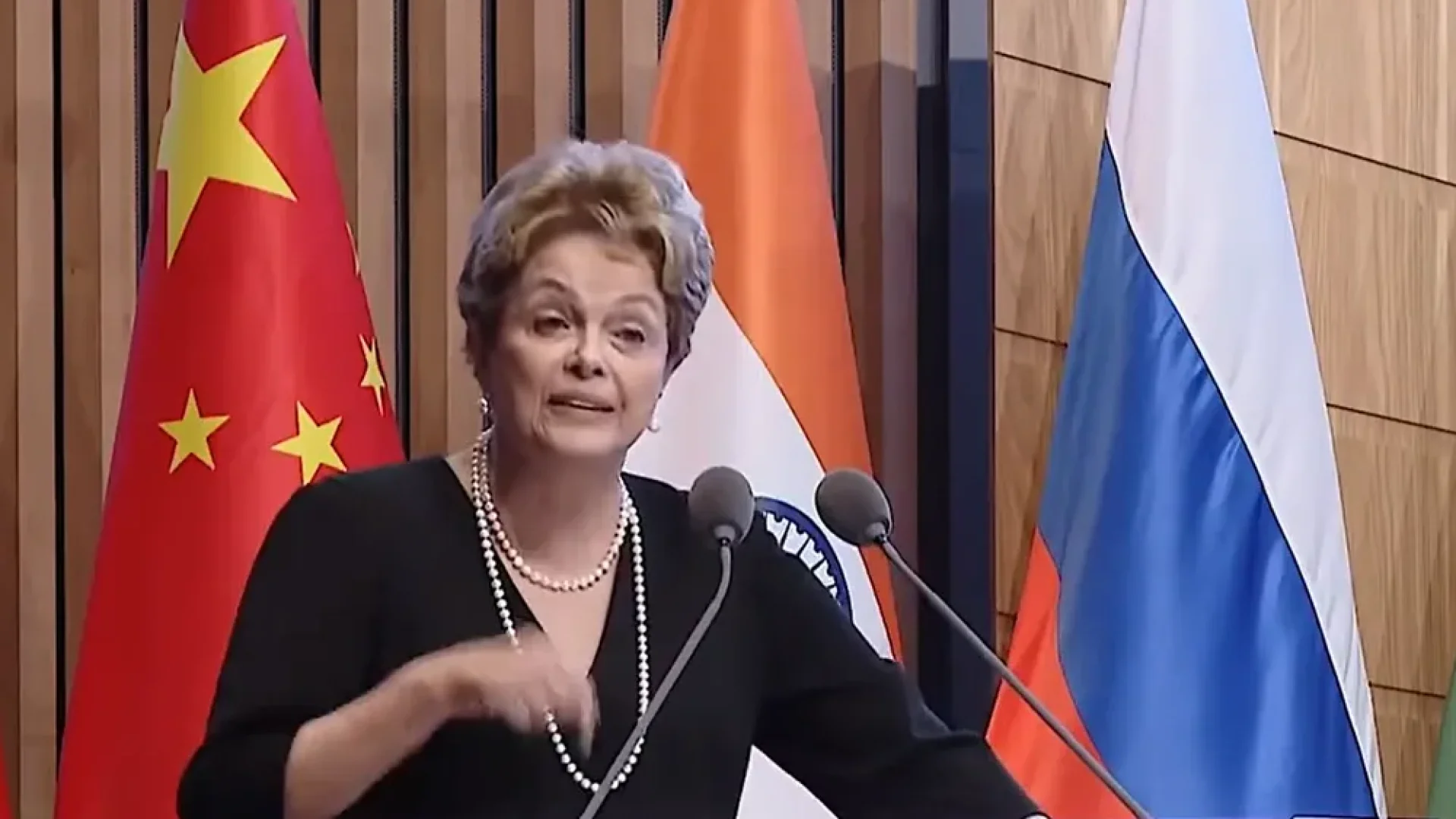 Dilma durante discurso de posse do banco dos Brics, em Xangai — Foto: TV Brasil