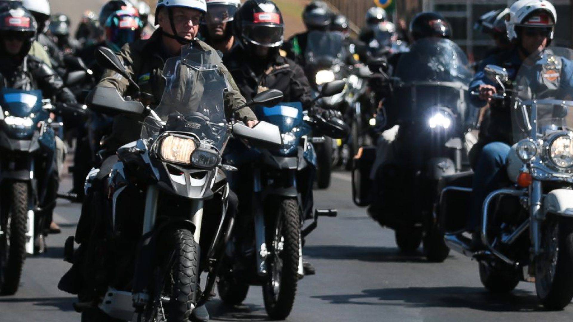 O presidente Jair Bolsonaro participou neste domingo (8) de um passeio de moto em Brasília em homenagem ao Dia dos Pais. A manifestação reuniu apoiadores do presidente, que se concentraram em frente ao Palácio do Planalto, na Praça dos Três Poderes.
