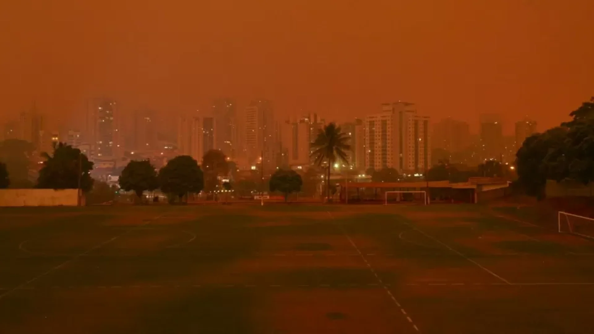 Nuvem de fumaça e cinzas de incêndios florestais tomam o céu a cidade de Ribeirão Preto, no final da tarde deste sábado (24)
Imagem: GUILHERME VEIGA/ESTADÃO CONTEÚDO
