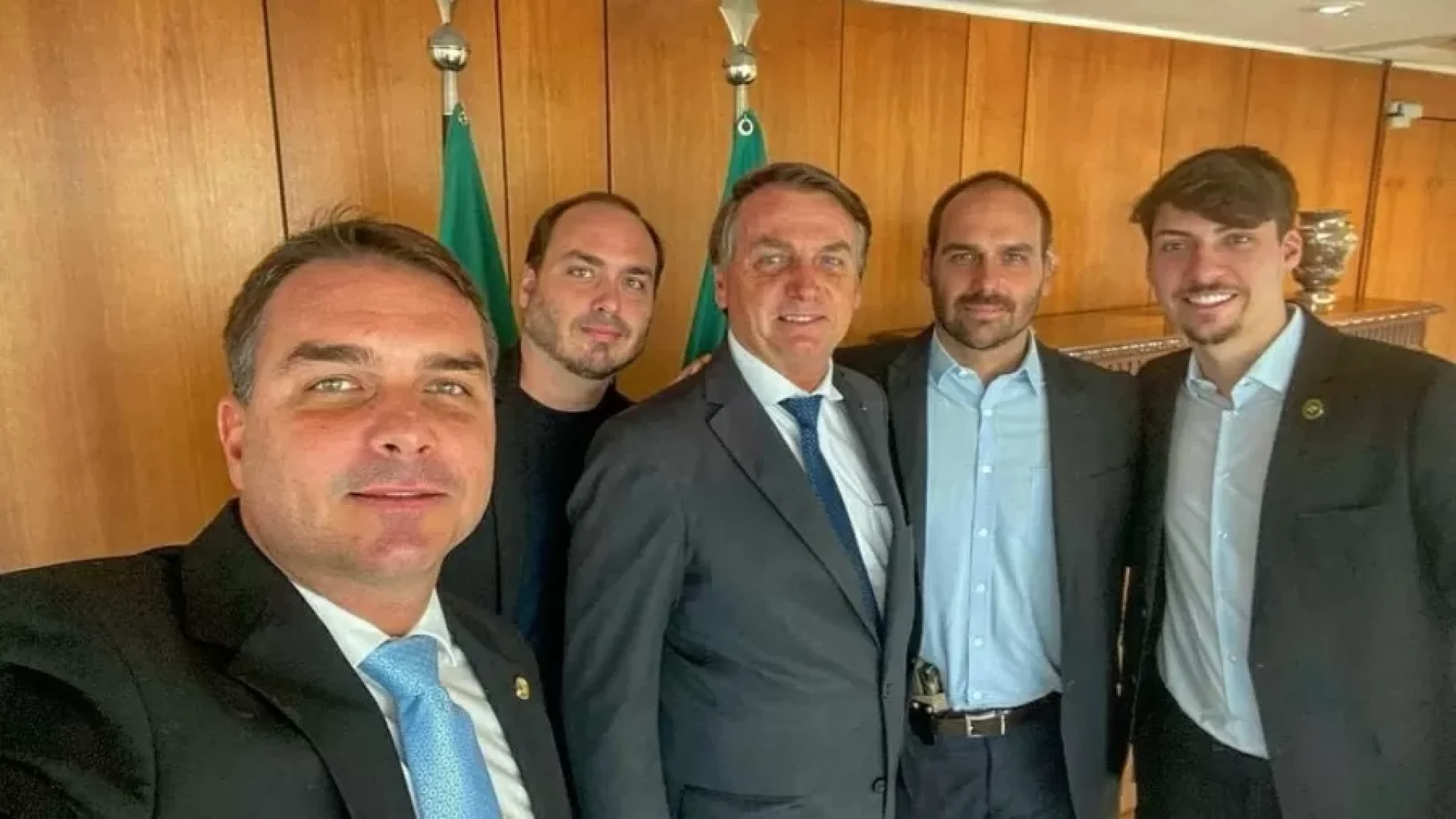Foto do presidente Jair Bolsonaro com os filhos, Flavio, Carlos, Eduardo e Renan - reprodução Twitter de Bolsonaro. 