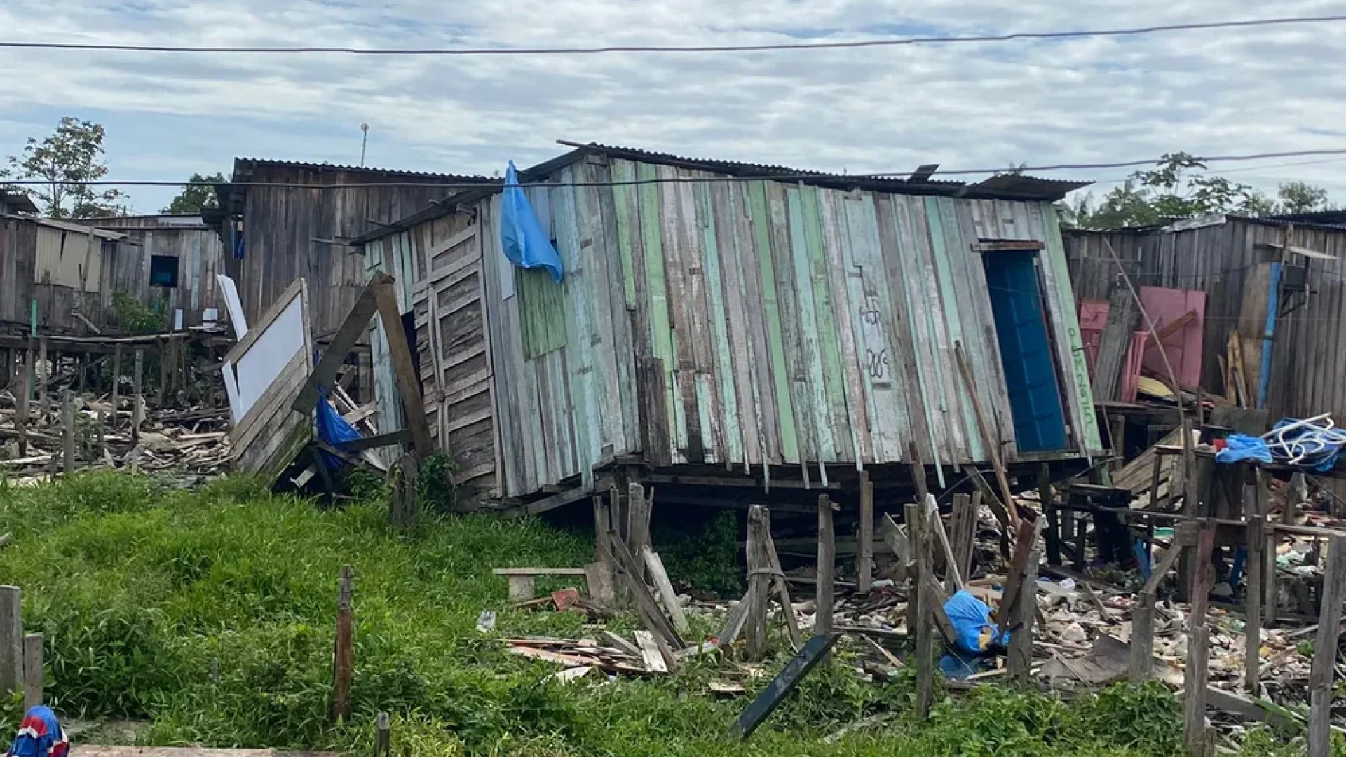 palafita-desaba-em-area-alagada-em-manaus-foto-carolina-diniz-rede-amazonica