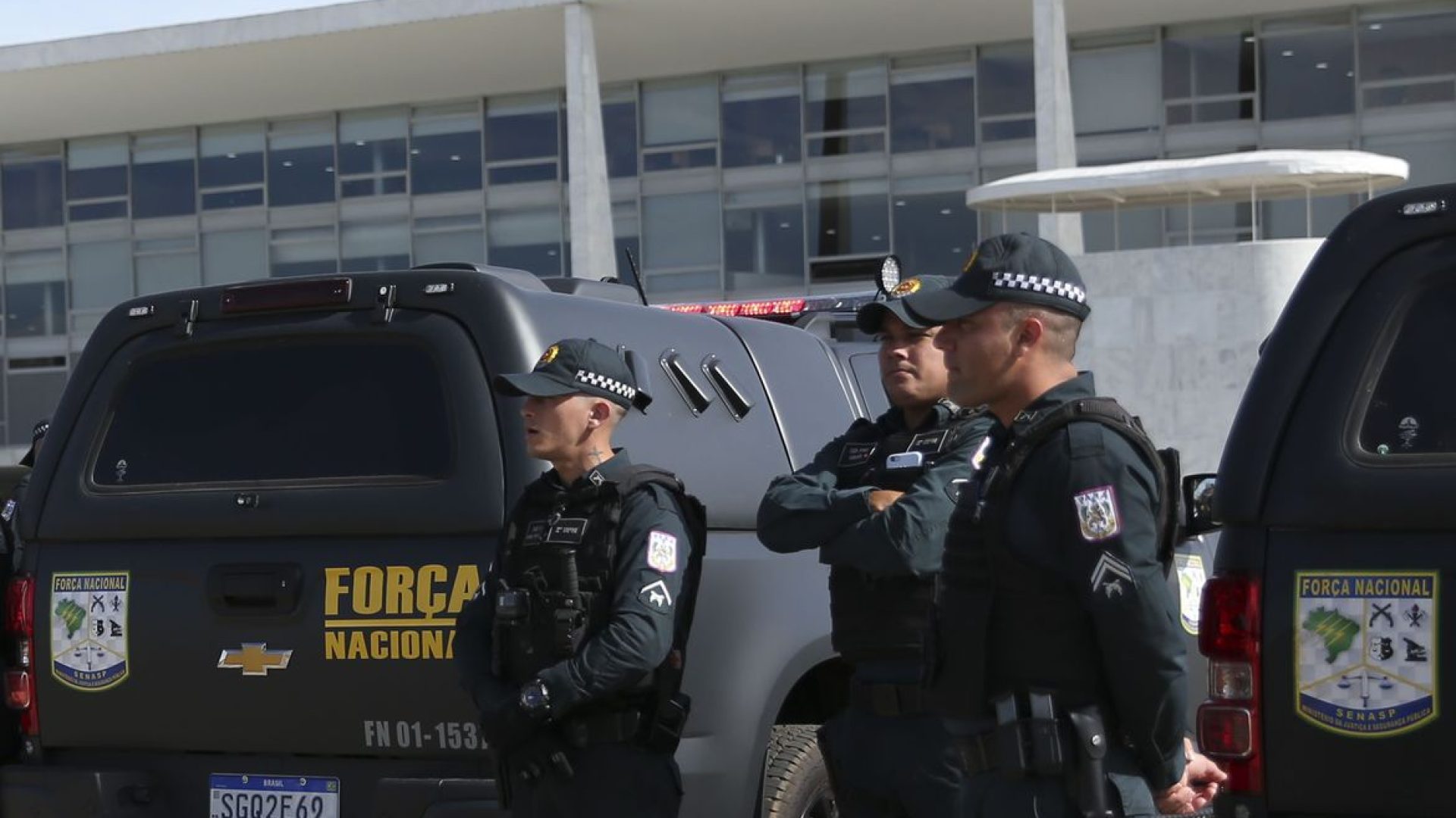 Militares e Veículos da Força Nacional de Segurança Pública do Brasil, são vistos em frente ao Palácio do Planalto em Brasília