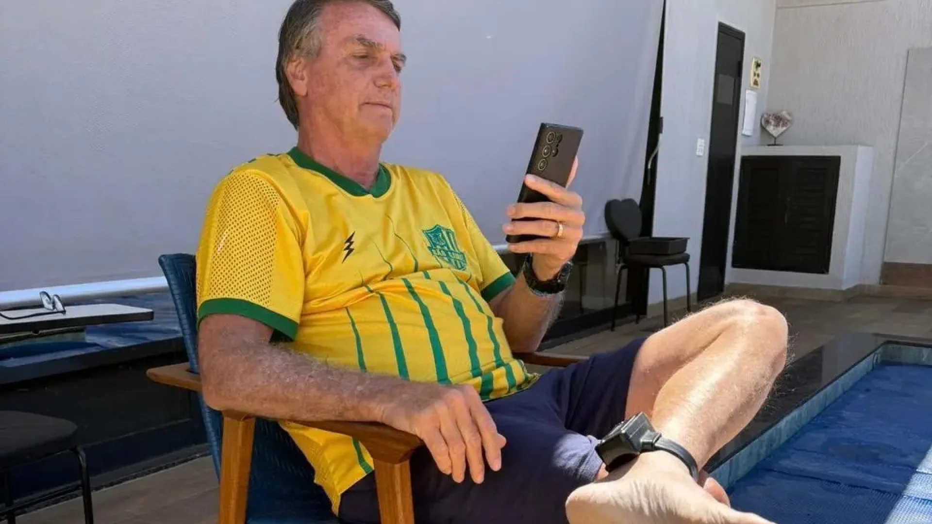 Bolsonaro em prisão domiciliar, de tornozeleira - Divulgação Redes Sociais