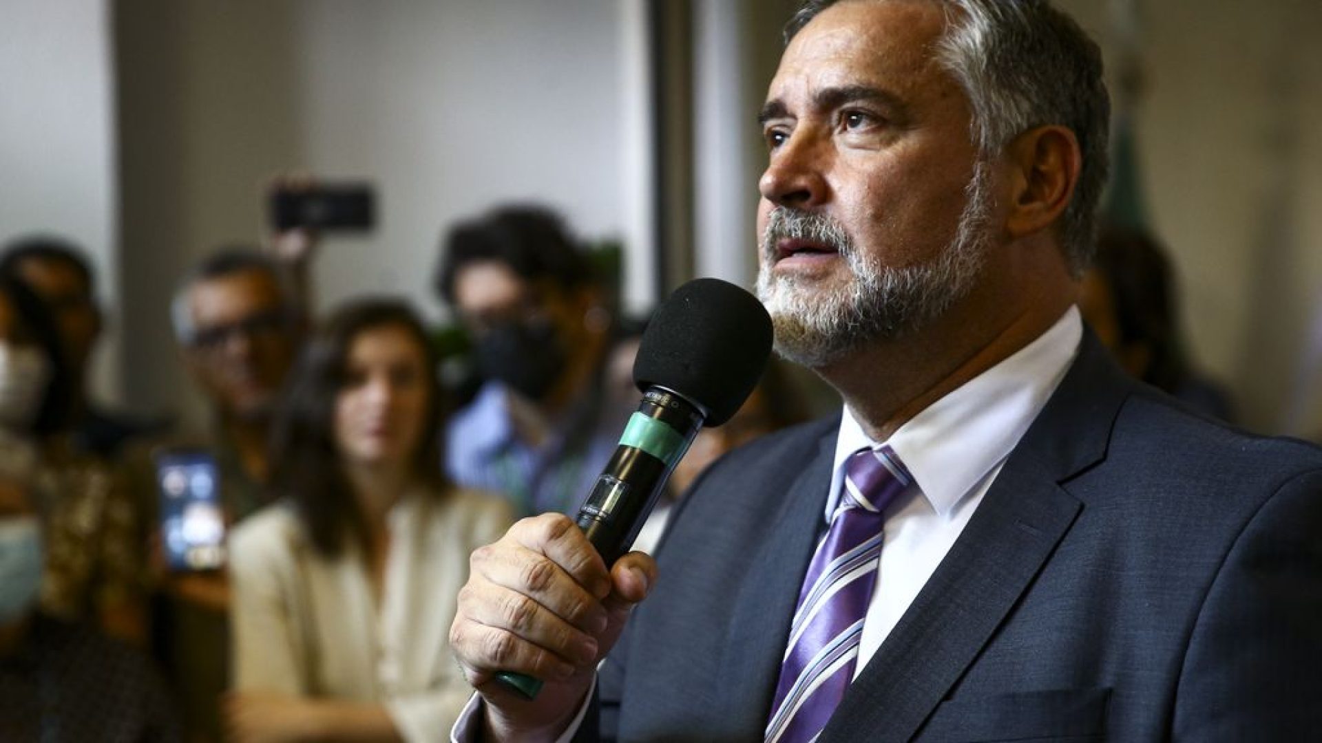 O ministro da Secretaria de Comunicação Social da Presidência (Secom), Paulo Pimenta, dá posse à representante dos empregados no Conselho de Administração (Consad) da EBC, Kariane Costa, como presidente da empresa.