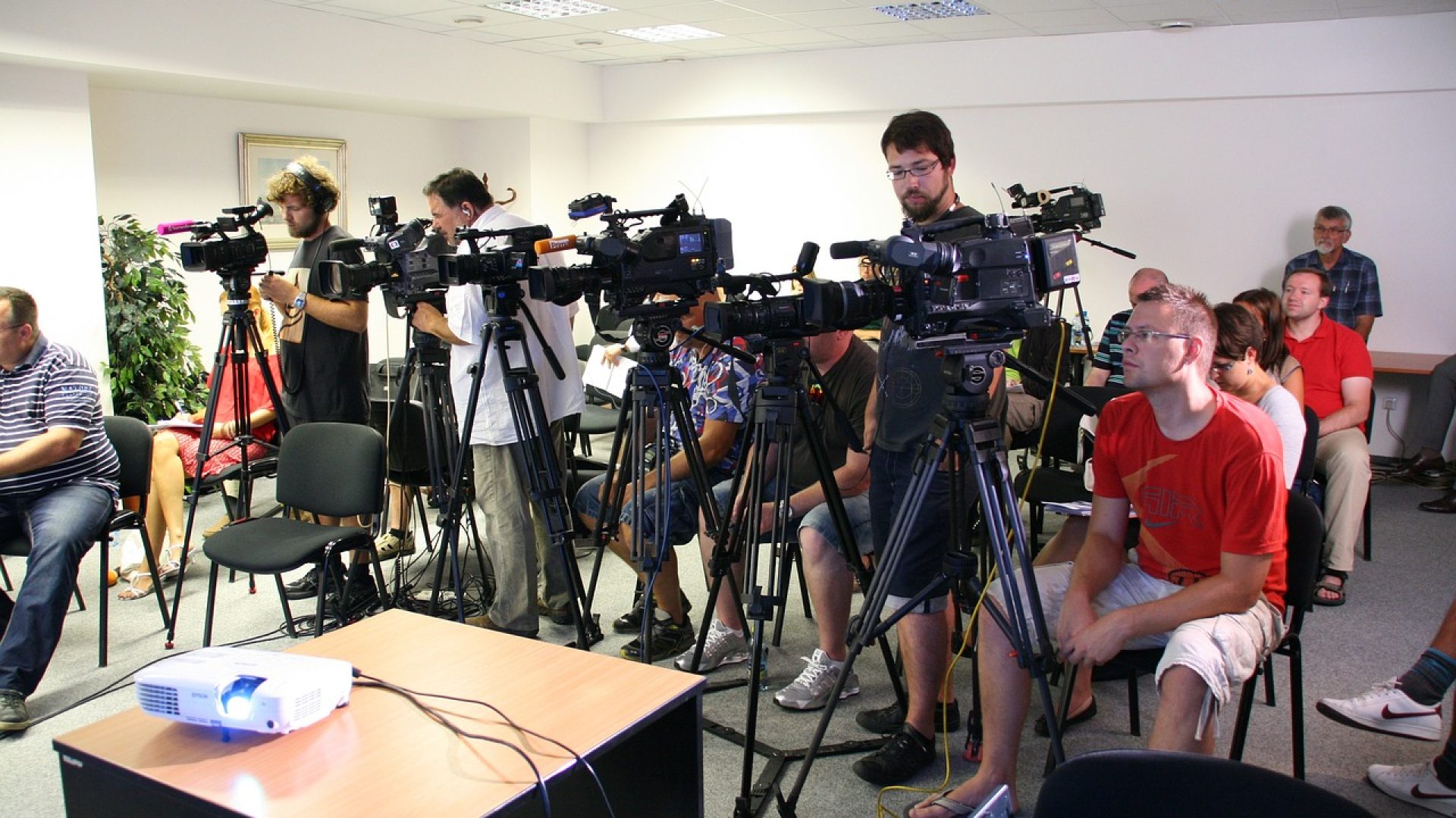press-conference-1166343_1280