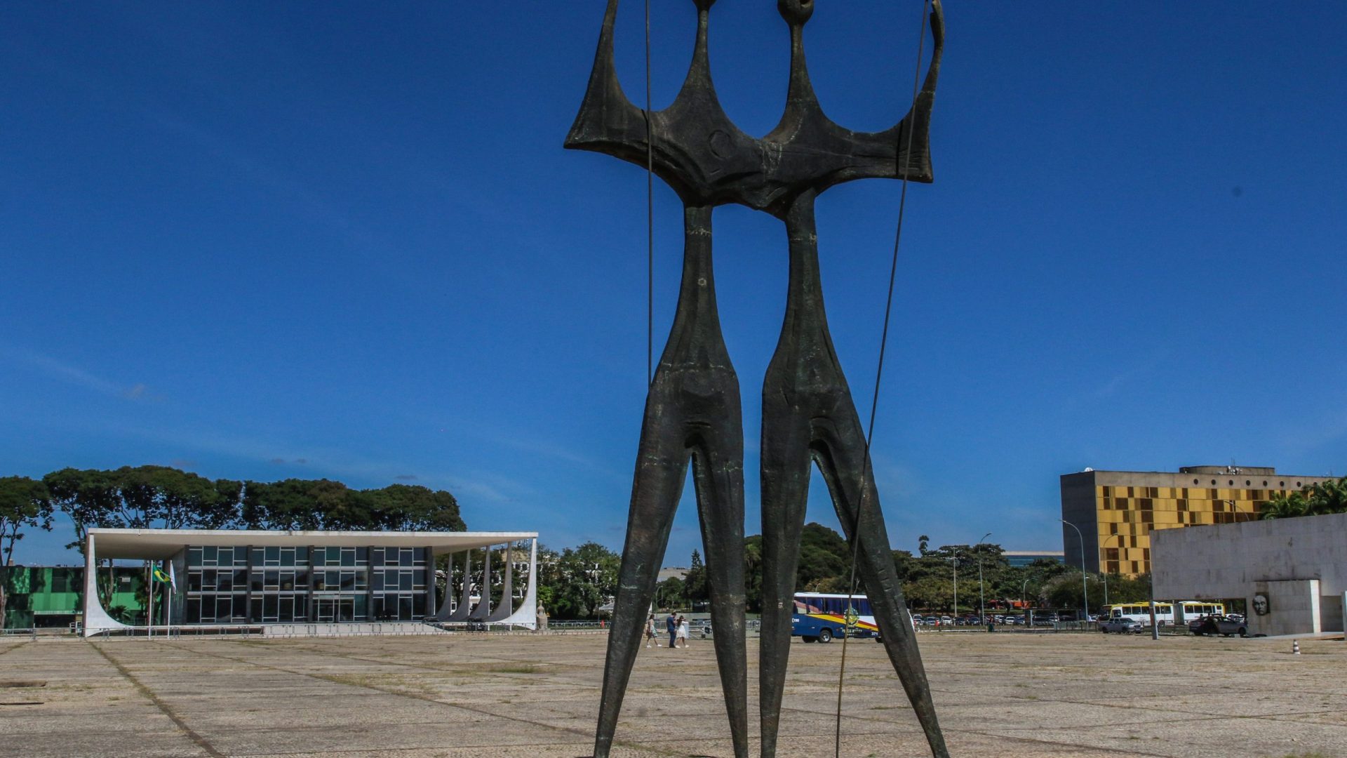 Brasília - 22.05.2023 - Estátua Dois Candangos, tendo ao fundo o Supremo Tribunal Federal, em Brasília. Foto: Antônio Cruz/ Agência Brasil