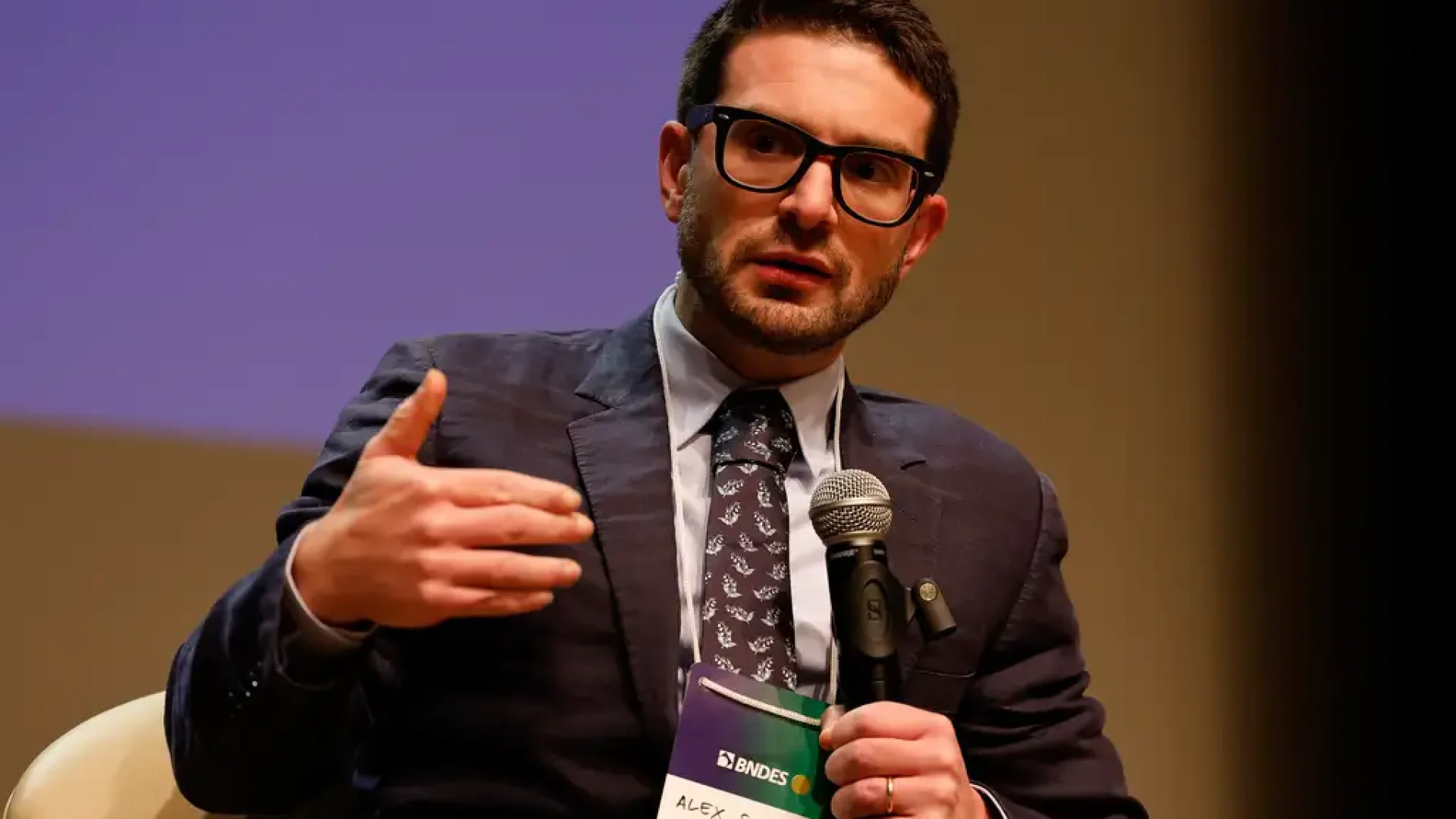 Rio de Janeiro (RJ), 20/08/2025 - O presidente do Conselho da Open Society, Alex Soros, fala durante abertura do seminário Globalização, Desenvolvimento e Democracia, na sede do Banco Nacional de Desenvolvimento Econômico e Social (BNDES), centro da cidade. Foto: Tânia Rêgo/Agência Brasil