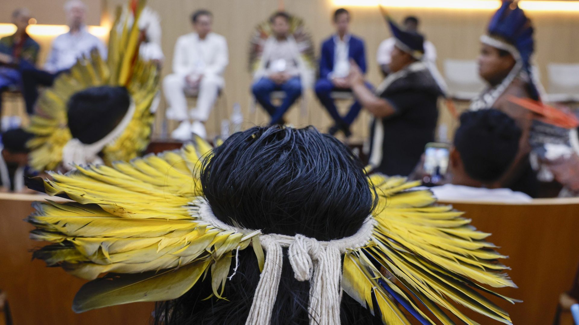 Belém (PA), 14/11/2025 - Indígenas Munduruku do Baixo Tapajós se reúnem com autoridades, entre elas o presidente da COP 30, André Corrêa do Lago, a ministra do Meio Ambiente, Marina Silva e a ministra  dos Povos Indígenas, Sonia Guajajaras, no auditório do Tribunal de Justiça de Belém.
Foto: Tânia Rêgo/Agência Brasil