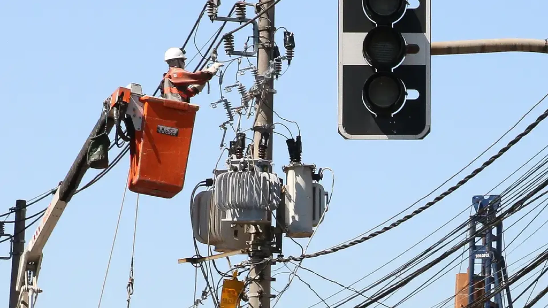 Imagem de funcionários da Enel fazem manutenção em poste de energia elétrica no bairro de Pinheiros. Foto: Rovena Rosa/Agência Brasil.