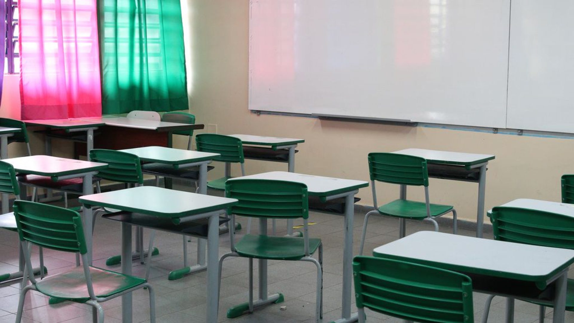 São Paulo - Sala de aula vazia da Escola Estadual Terezine Arantes Ferraz Bibliotecaria, no Parque Casa de Pedra, zona norte da capital.