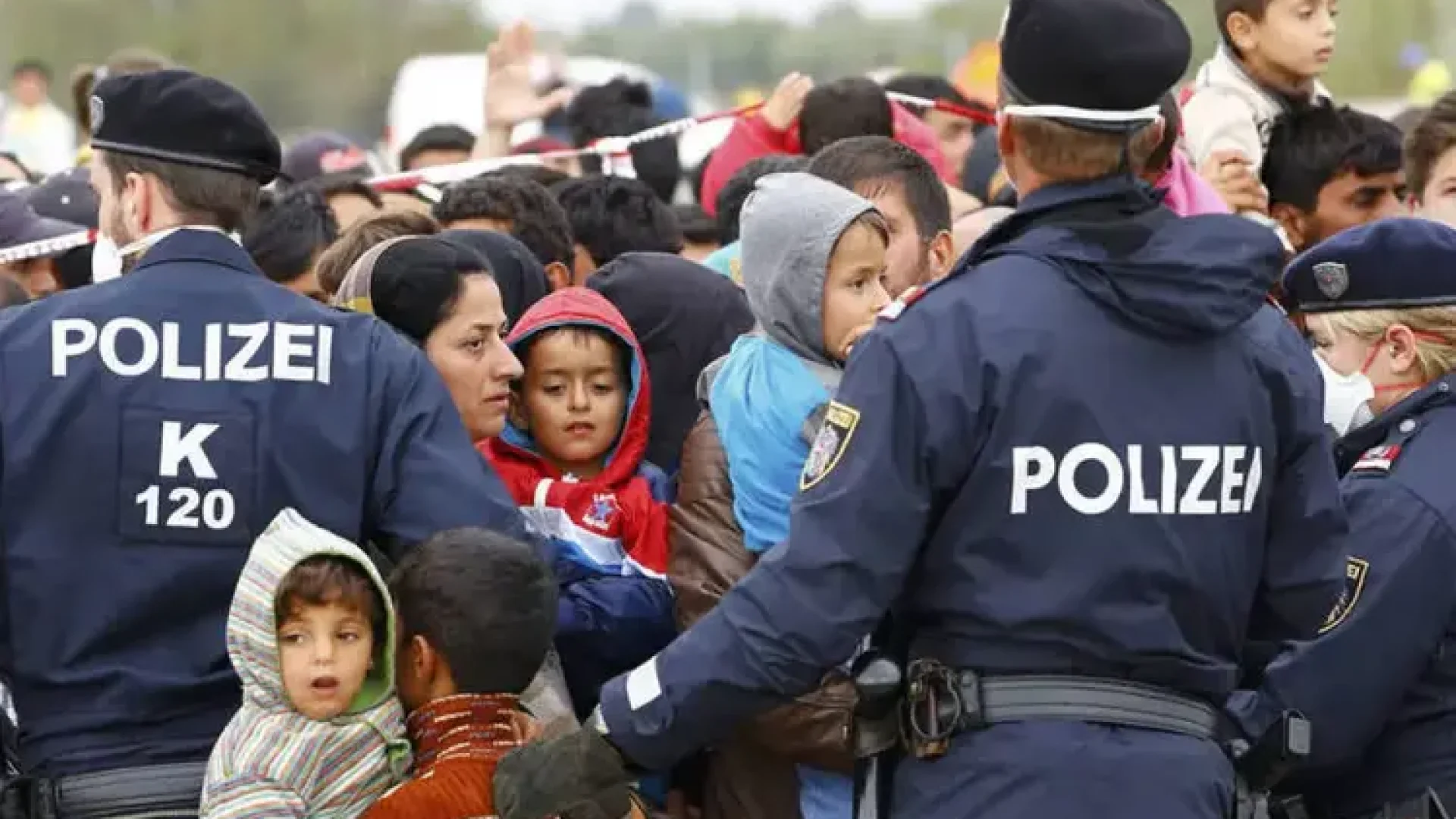 Polícia mantém ordem entre refugiados na cidade de Nickelsdorf, na fronteira da Áustria com a Alemanha - Reuters / Leonhard Foeger/Reuters