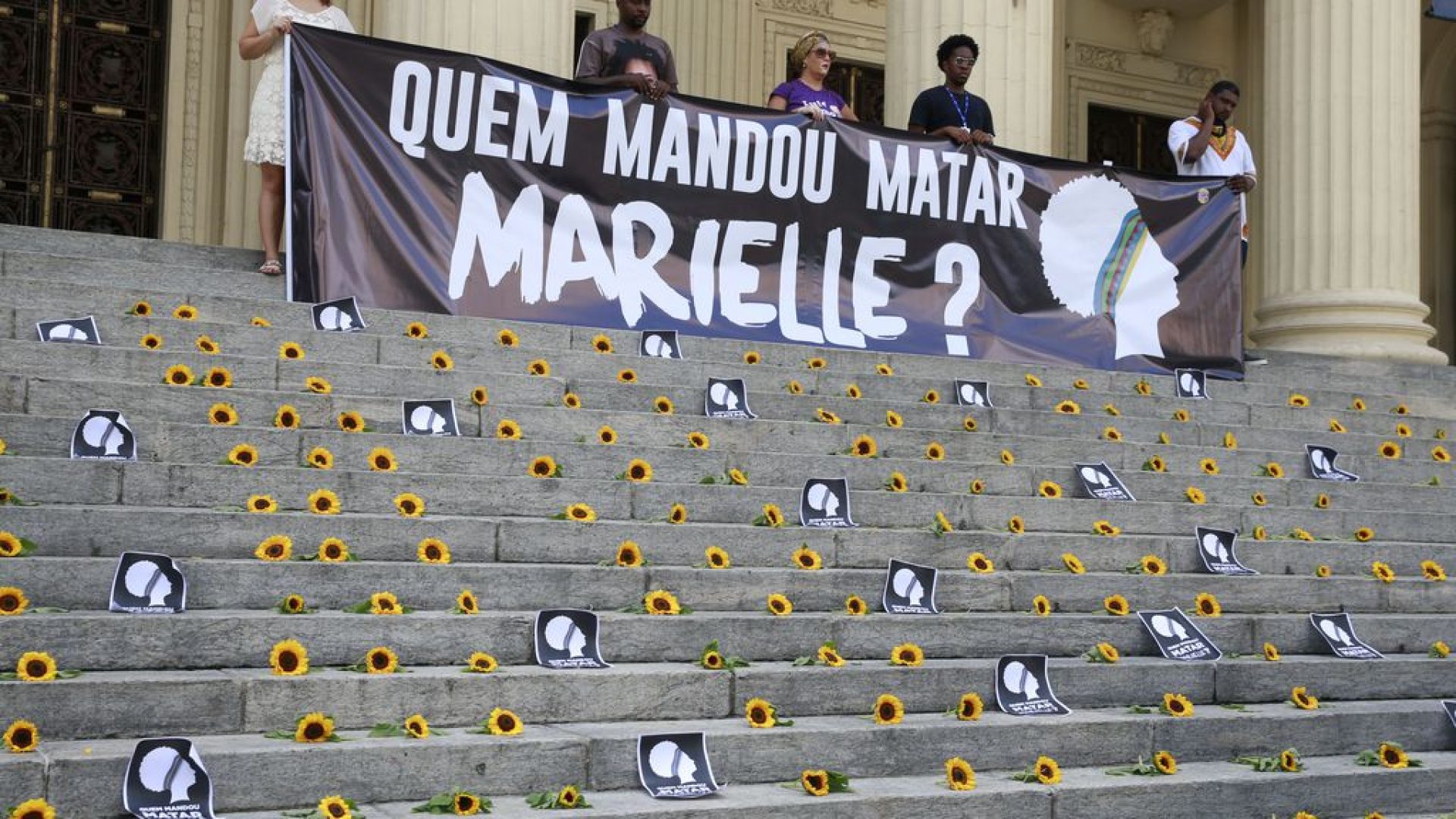 Ato Amanhecer por Marielle e Anderson na escadaria da Assembleia Legislativa do Rio de Janeiro (Alerj) marca um ano da morte da vereadora Marielle Franco e seu motorista Anderson Gomes.