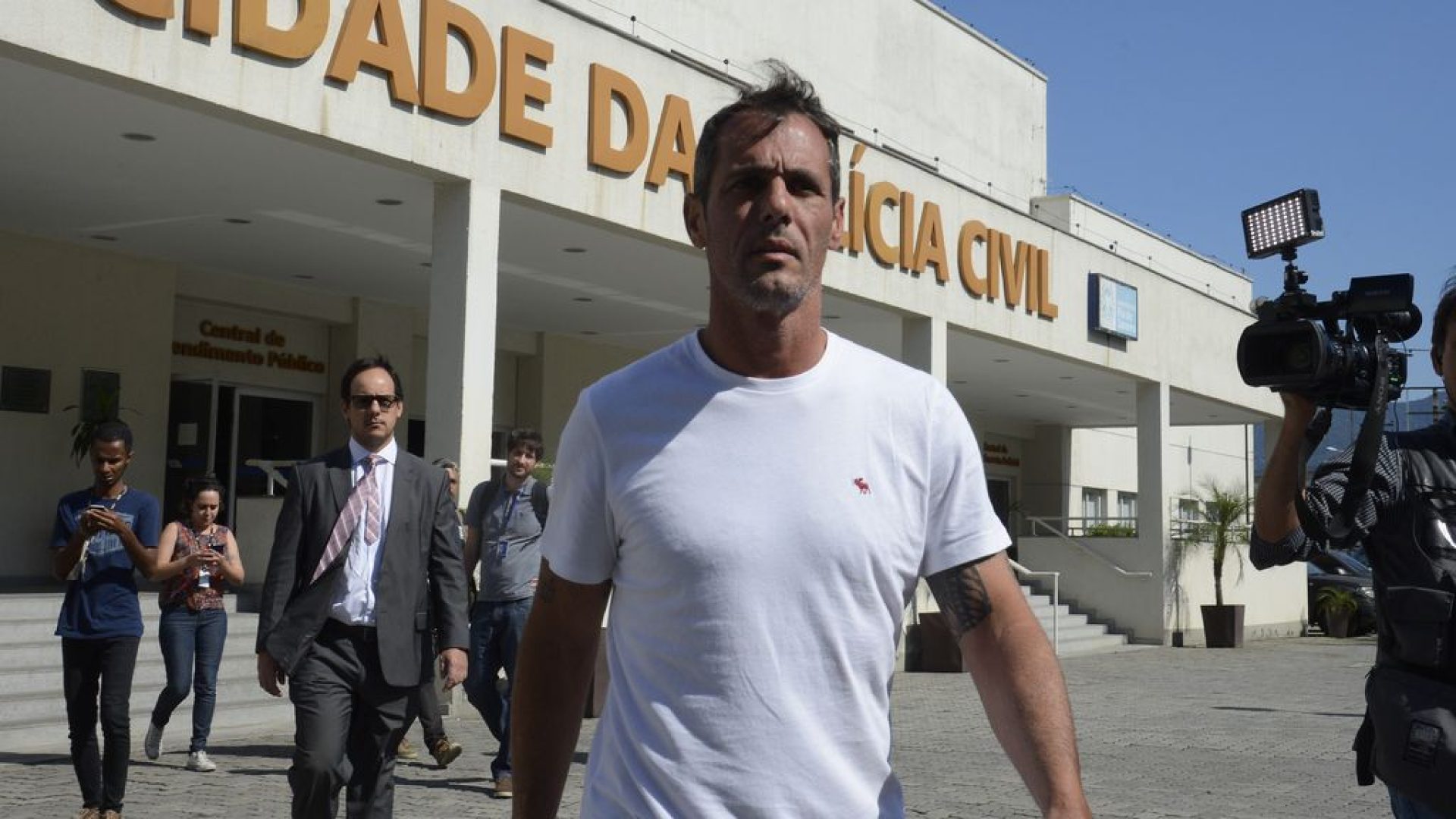 O vereador Marcello Siciliano (PHS) fala à imprensa após prestar depoimento na Cidade da Polícia, no Jacarezinho, zona norte da capital fluminense.