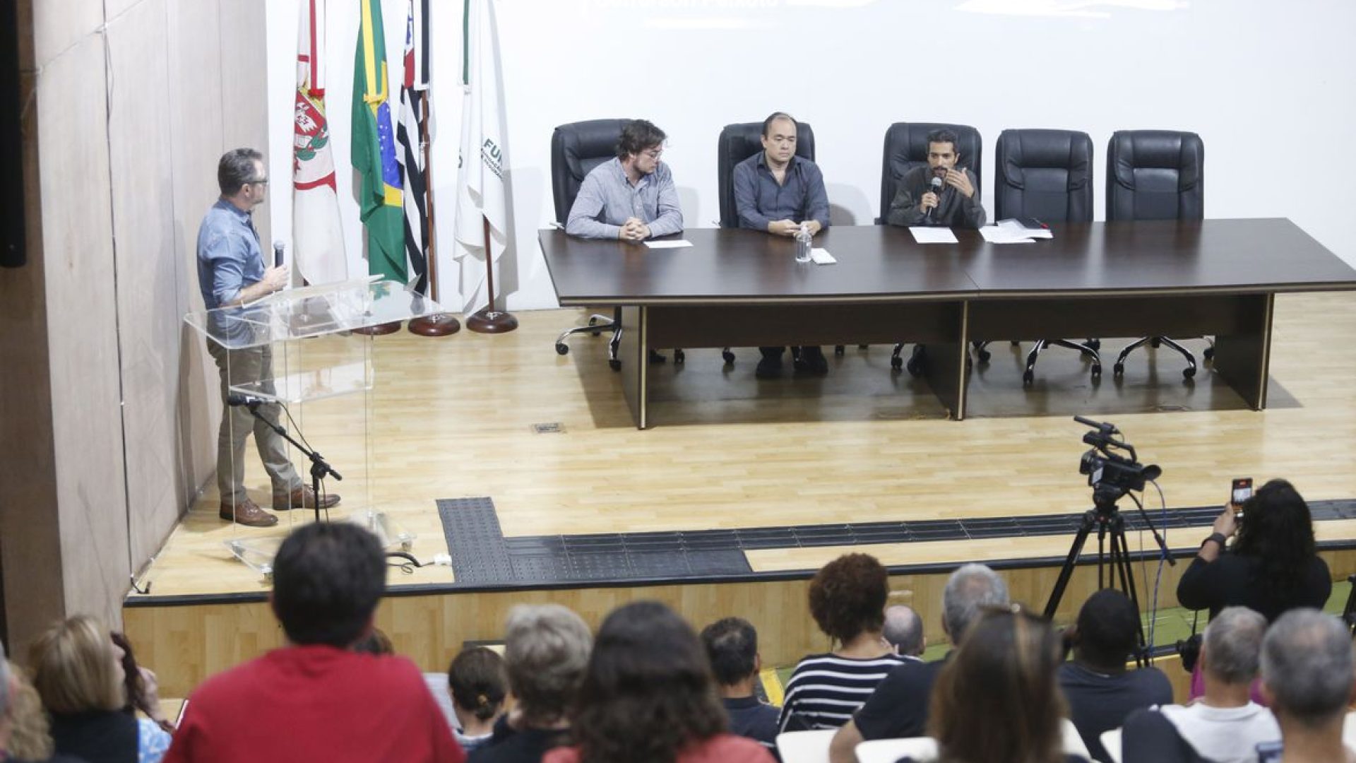 São Paulo SP 10/10/2023  Fundacentro  IV Seminário: Trabalho e Saúde dos Professores - Precarização, adoecimento e caminhos para a mudança. Mesa esq-dir Pedro Tourinho, Cezar Saito e Jefferson Peixoto.  Foto Paulo Pinto/Agência Brasil