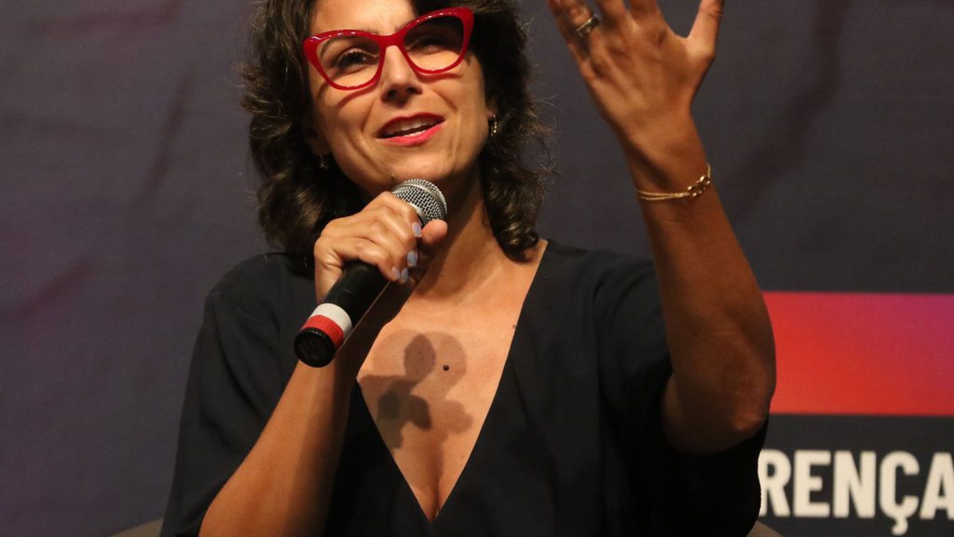 Karine Vicente, militante do Coletivo Feminista Ana Montenegro, fala no painel “Por um Brasil feminista e antirracista” do Fórum Social Mundial