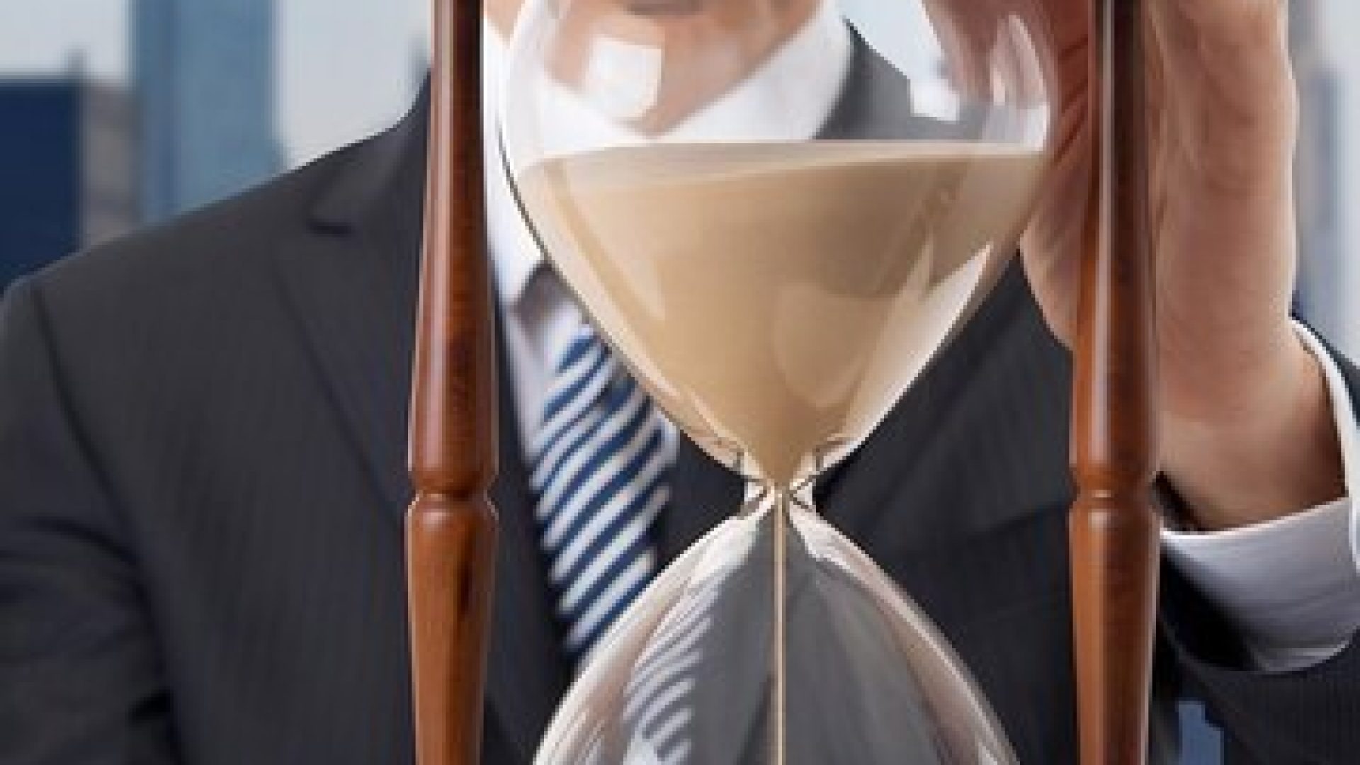 um-empresario-de-conceito-de-gerenciamento-de-tempo-segurando-um-relogio-de-areia_1311477-172123