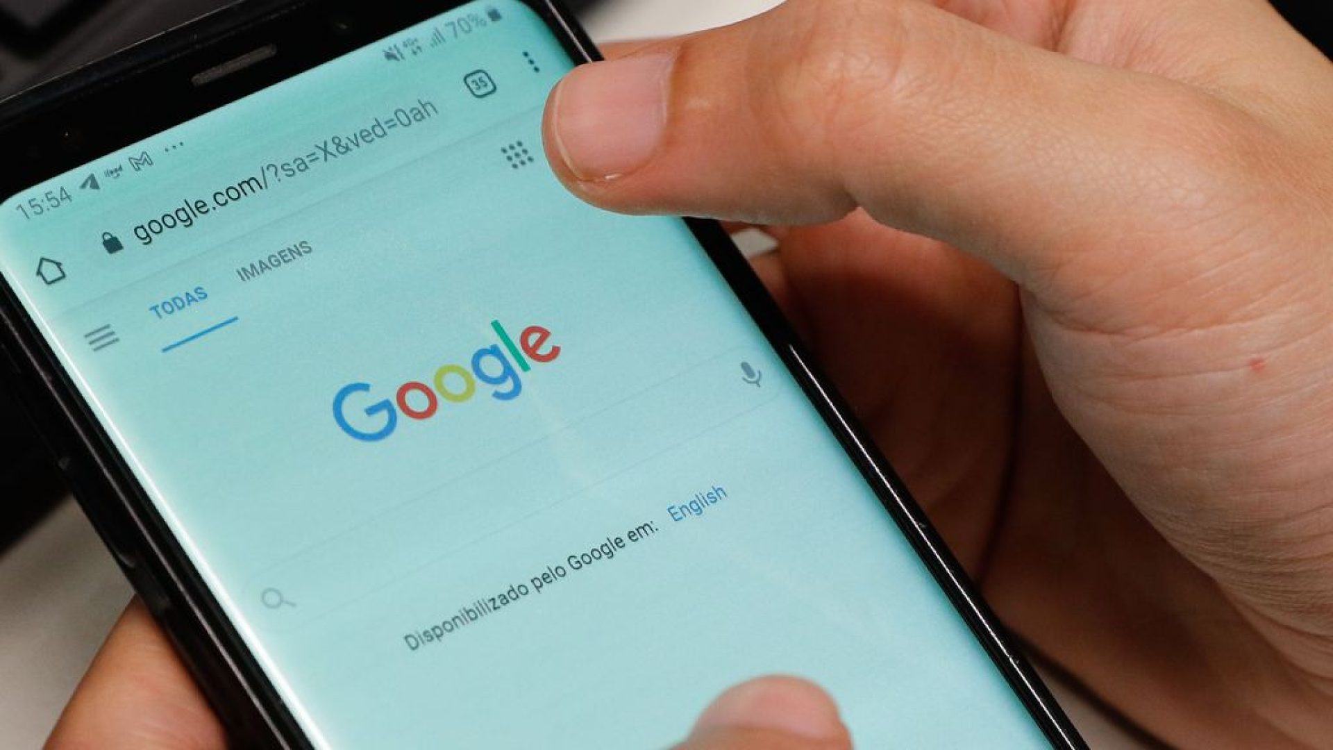 Rio de Janeiro - Uso de redes sociais para navegação na internet em telefones celulares do tipo smartphone para comunicação. (Fernando Frazão/Agência Brasil)