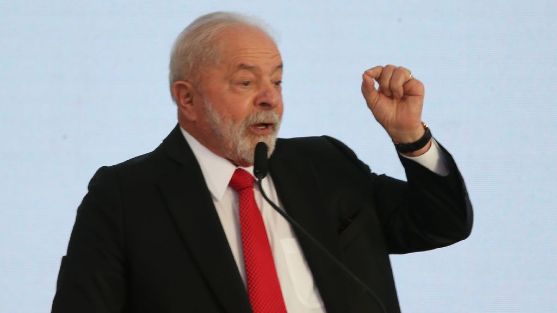 E/D. Ministro da Secretaria de Rel. Institucionais da Presidência da. República, Alexandre Padilha,  ministra da Gestão: economista Esther Dweck, primeira Dama Janja Lula da Silva, Presidente Luiz Inácio Lula da Silva, ministra da Saúde, Nísia Trindade, ministro da Secretaria Geral, Márcio Macêdo, e o representante do  SINDACS , Sandro Sá.