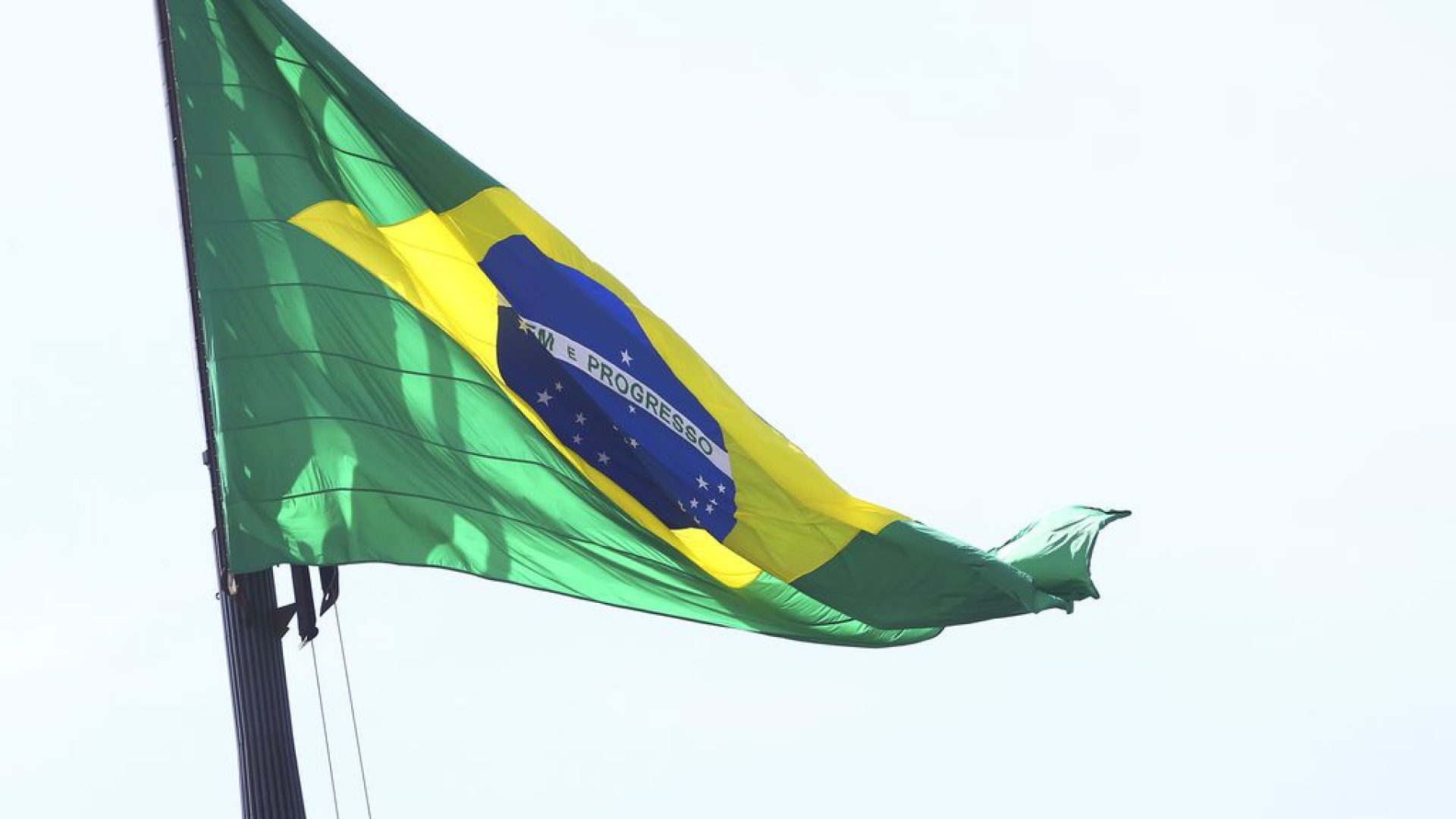 Todo primeiro domingo do mês, ocorre a cerimônia de Troca da Bandeira Nacional na Praça dos Três Poderes
