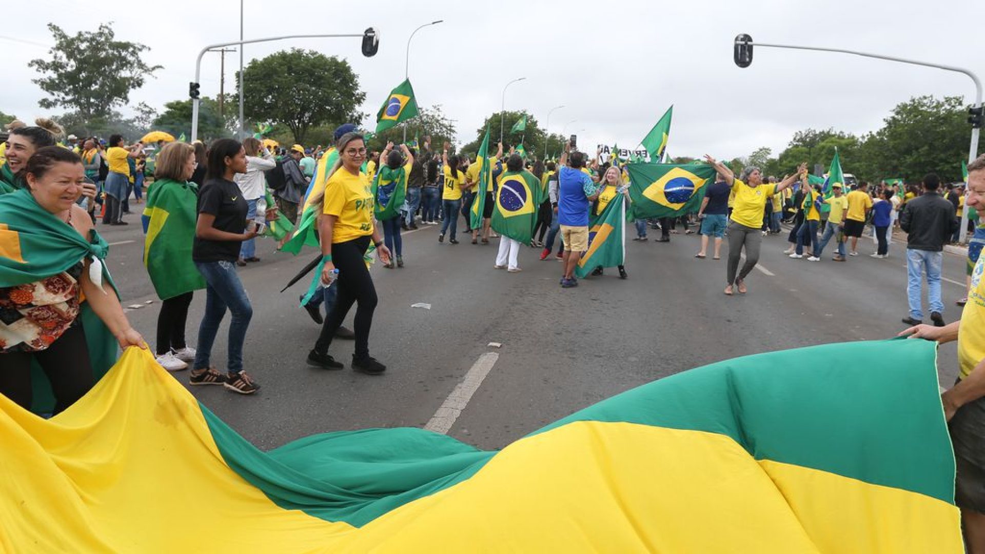 Manifestantes se reúnem em frente ao QG do Exército em Brasília