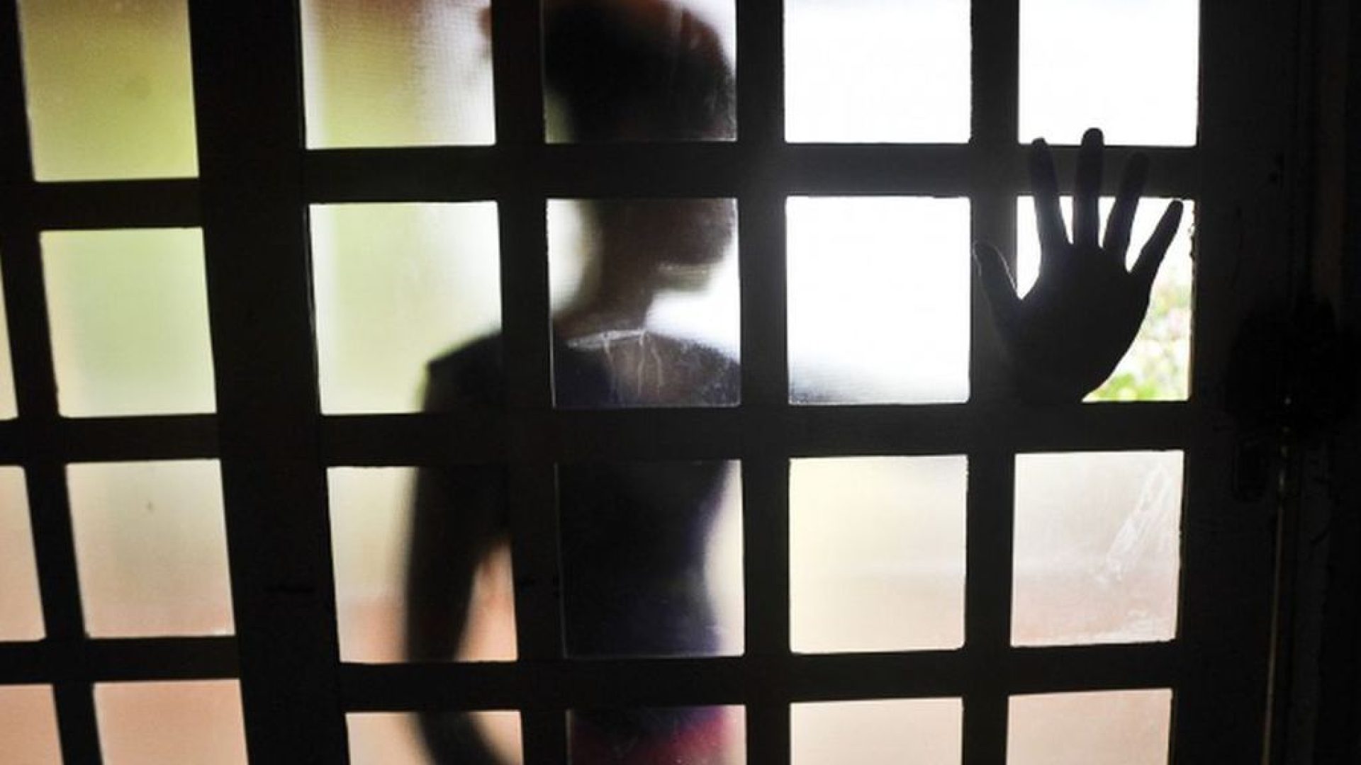 Brasília (DF), 17/02/2023 - Fotografia para ilustrar matéria sobre violência infantil, na foto uma criança é vista em silhueta através de uma porta. Foto: Marcelo Casal/Agência Brasil