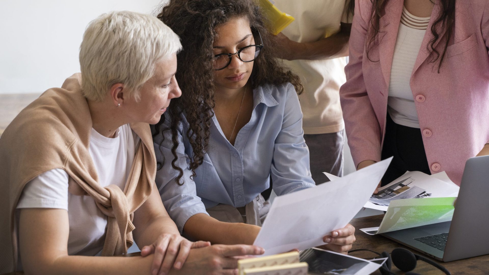 vista-lateral-mulheres-trabalhando-juntas