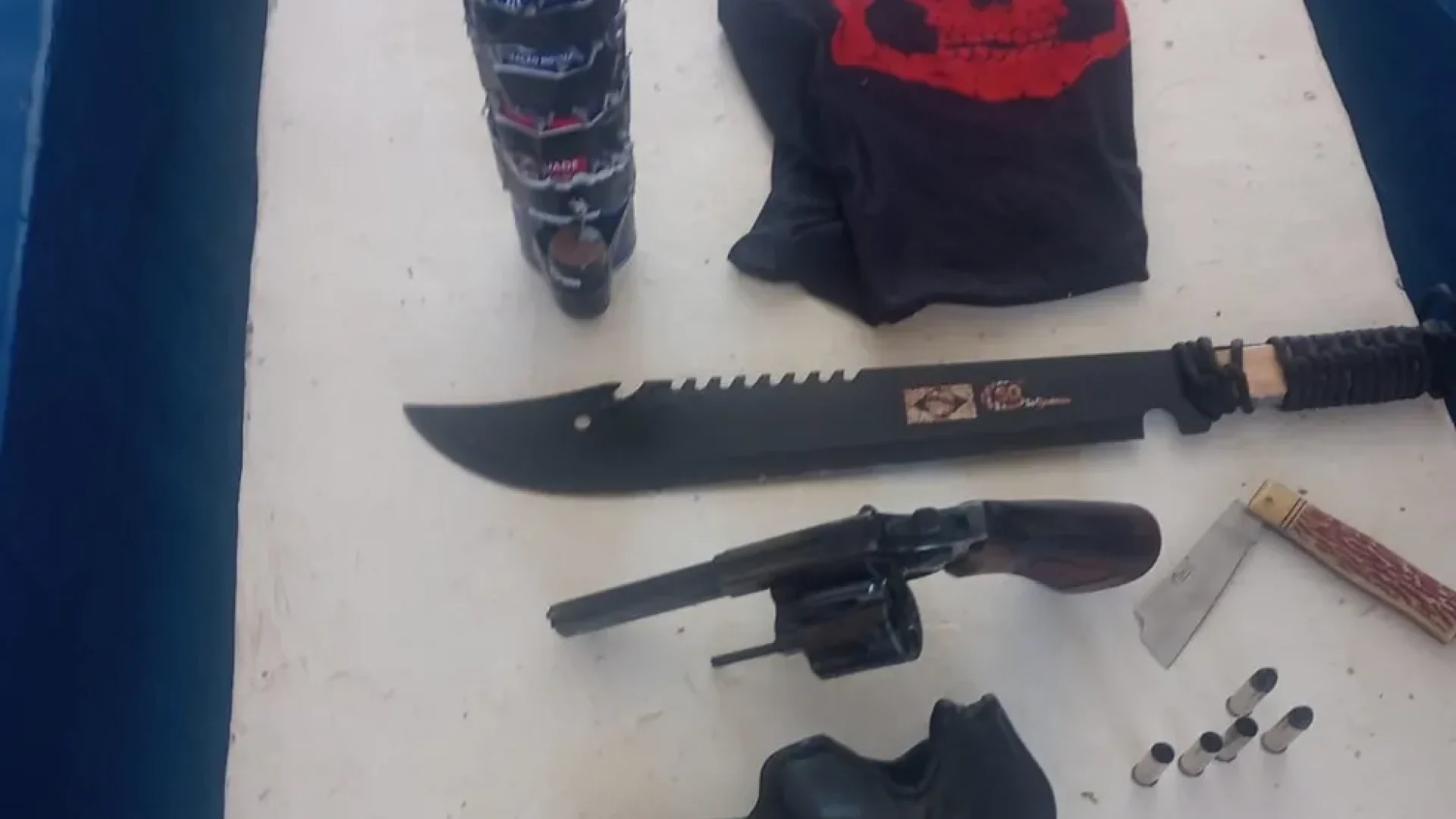 Atirador estava com revólver, duas armas brancas e um objeto semelhante a uma bomba caseira — Foto: Divulgação/Polícia Militar