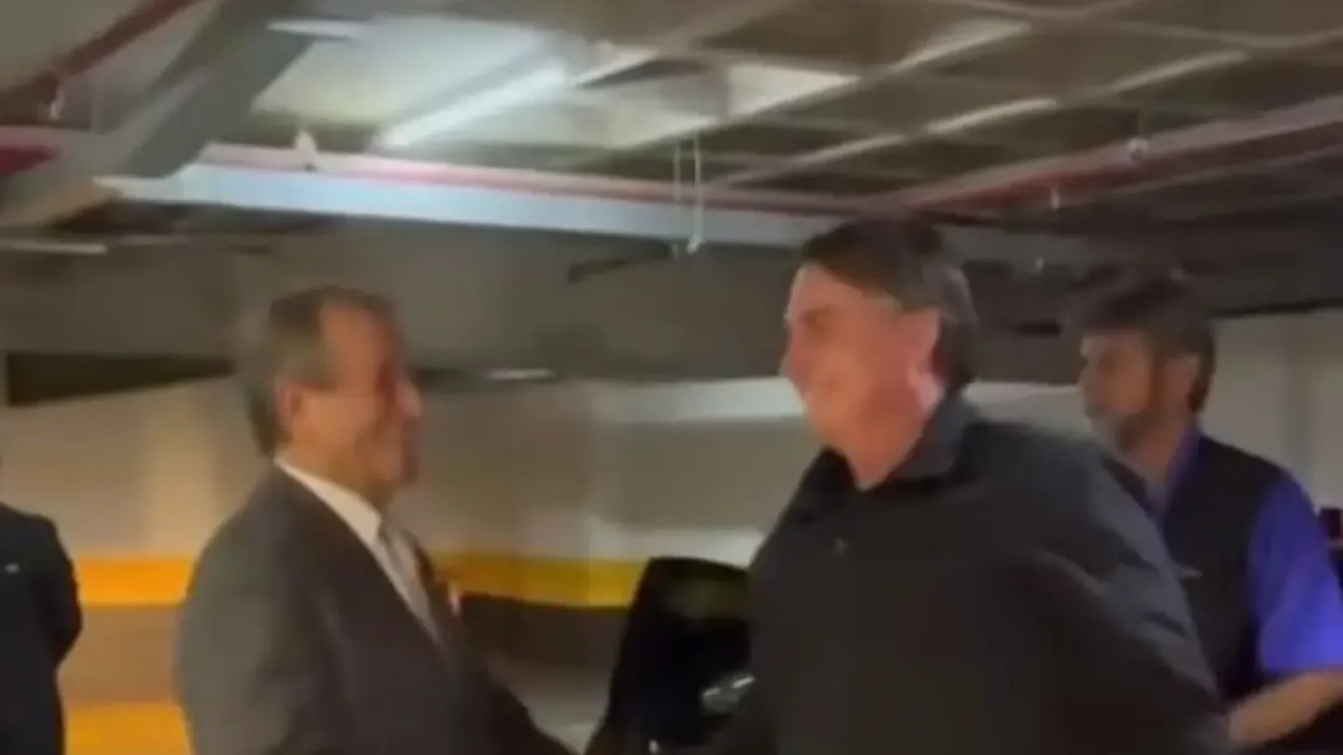 Foto: Ex-presidente Jair Bolsonaro cumprimenta presidente nacional do PL, Valdemar Costa Neto, no desembarque em Brasília - Reprodução/CNN/Gustavo Uribe