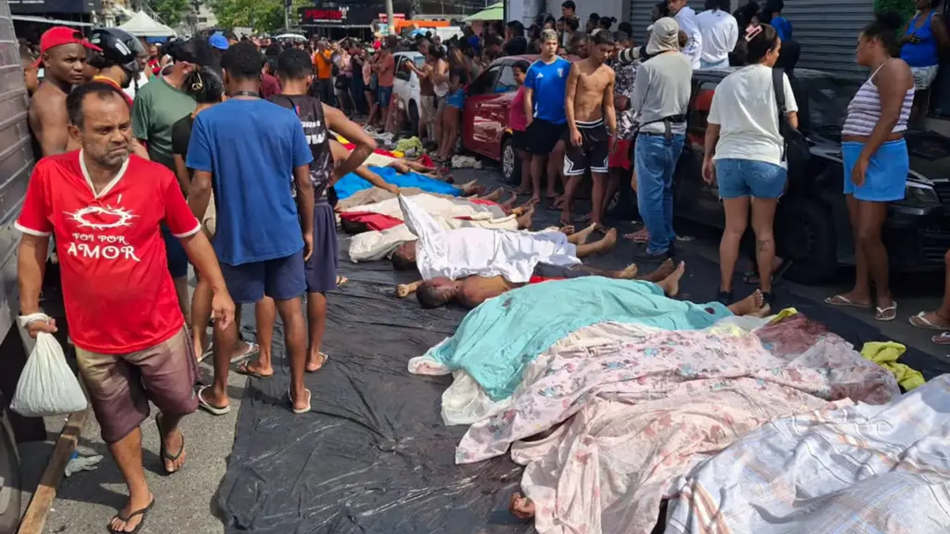 Rio de Janeiro (RJ), 29/10/2025 - Dezenas de corpos são trazidos por moradores para a Praça São Lucas, na Penha, zona norte do Rio de Janeiro, após ação policial da Operação Contenção. Foto: Eusébio Gomes/TV Brasil